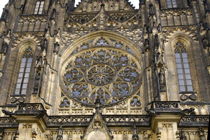 Buntglasrosette am Veitsdom Prag