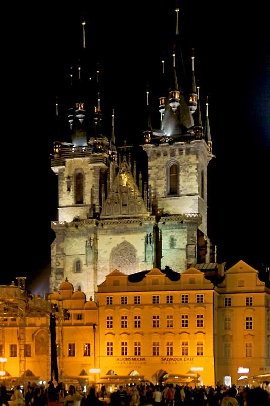 Teynkirche in Prag bei Nacht