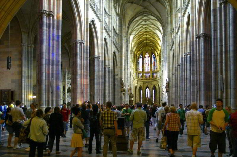 Veitsdom - Blick in das Hauptschiff