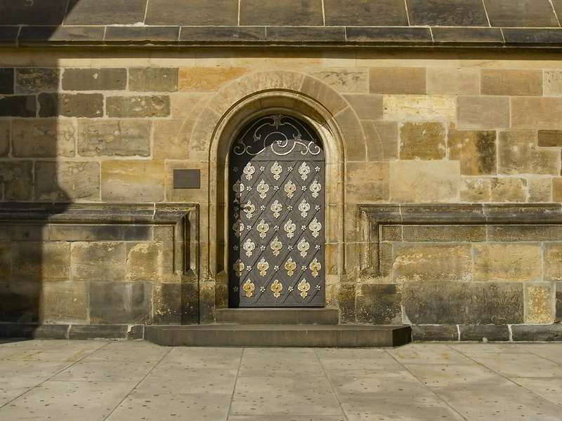 Seitentür am Dom auf dem Hradschin