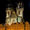 Fotografie: Teynkirche in Prag bei Nacht