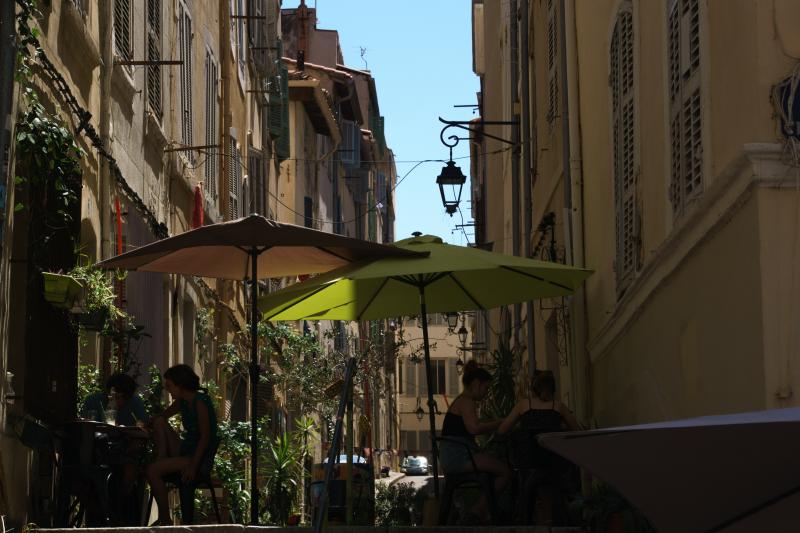 Straßencafe in einer alten Gasse in Marseille