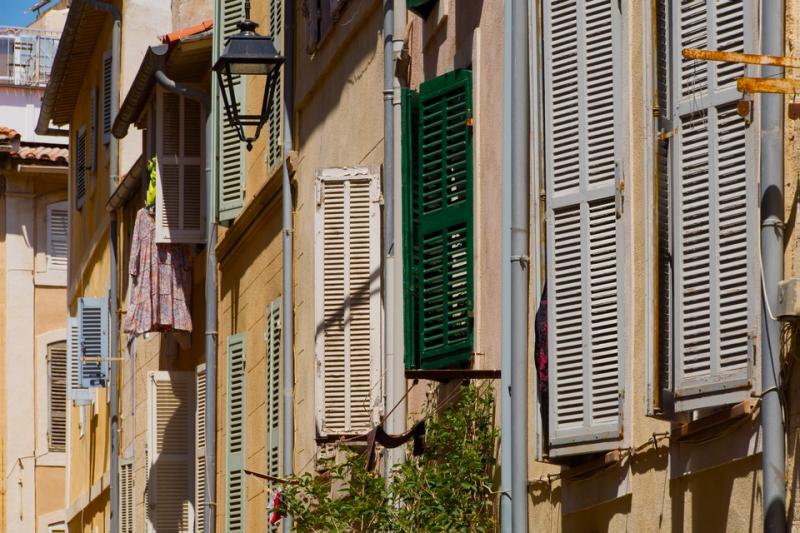 Fensterläden in einer Gasse in Marseille