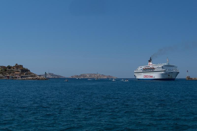 Marseille Hafeneinfahrt mit Ile Ratoneau