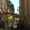 Fotografie: Straßencafe in einer alten Gasse in Marseille