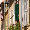 Fotografie: Fensterläden in einer Gasse in Marseille