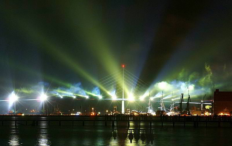 Lichtshow bei der Eröffnung der Rügenbrücke