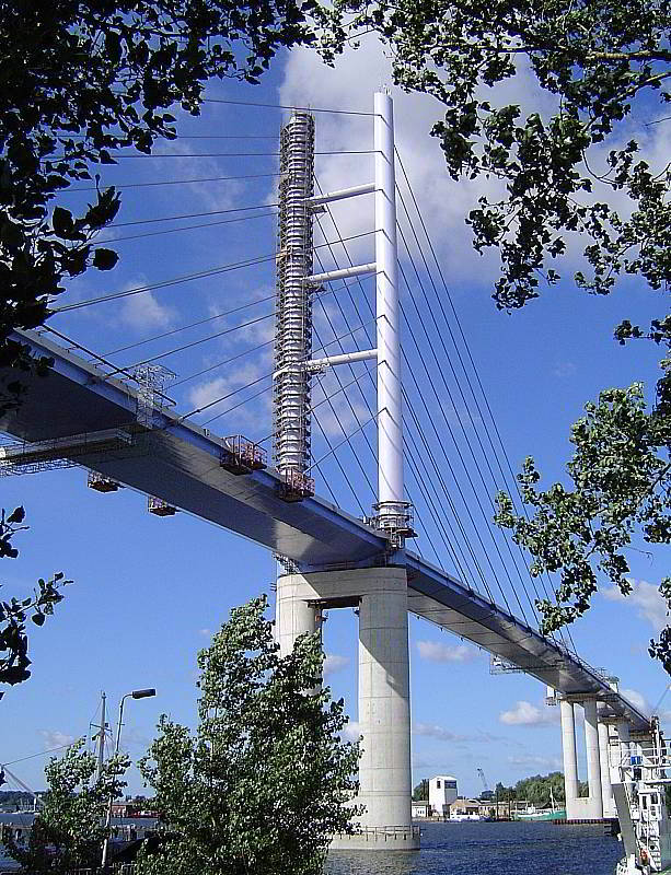 Erste Gerüste an der Rügenbrücke fallen