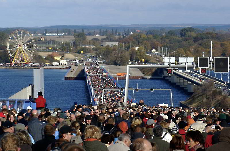1000 m Menschen auf der Rügenbrücke