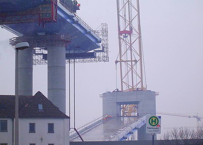 700 Tonnen am Schwimmkran in der Schwebe