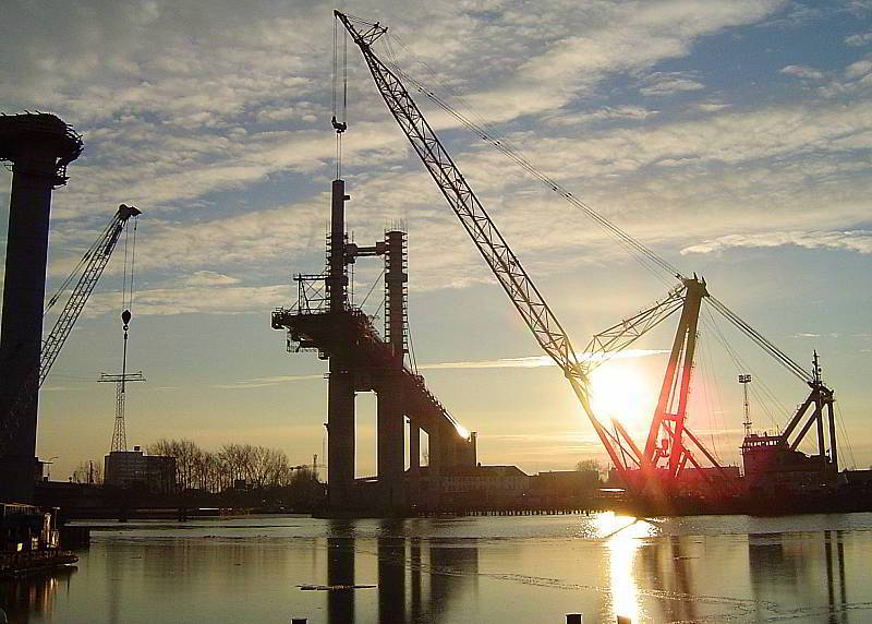 Abendstimmung beim Bau der Rügenbrücke