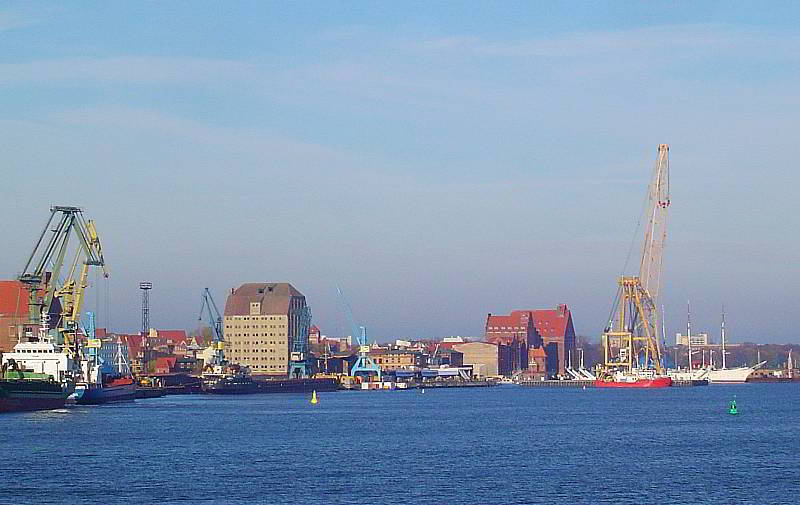 Schwimmkran Taklift 2 im Hafen Stralsund