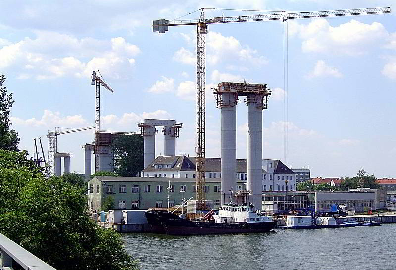 Über Häuser hinweg - erste Pfeiler der Rügenbrücke