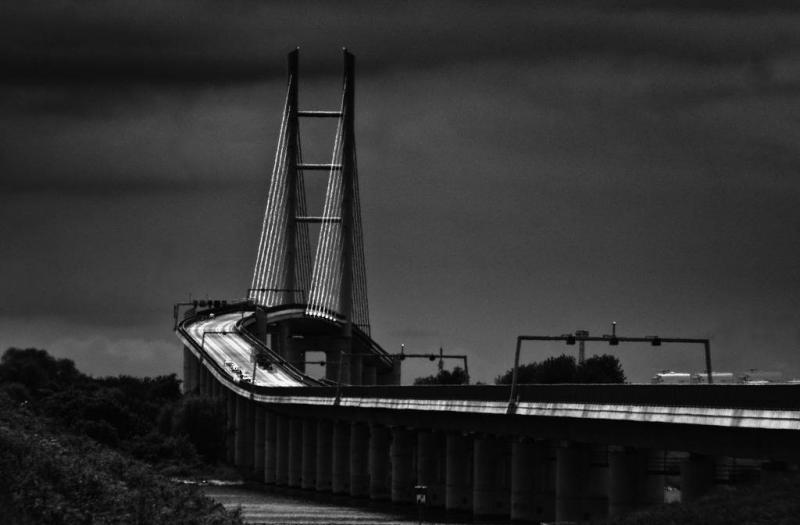 Sonne und Regen über der Rügenbrücke