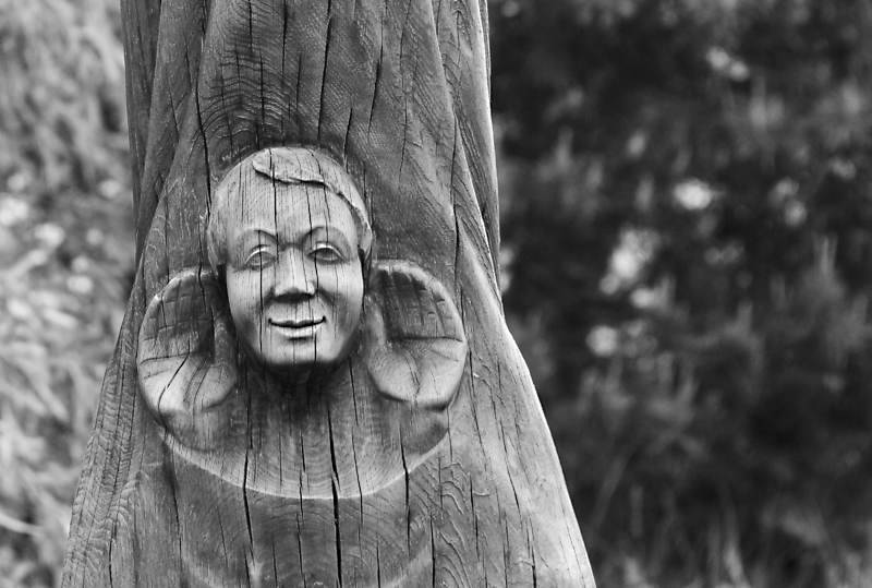 Zuhören - Holzskulptur an der Strandpromenade in Zinnowitz