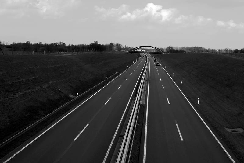 Asphalt auf dem Autobahnzubringer Stralsund