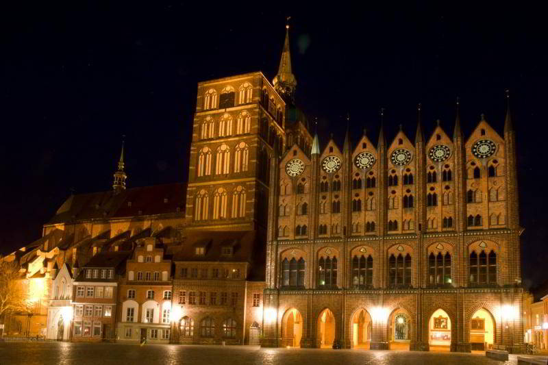 Rathaus Stralsund und St. Nikolai bei Nacht