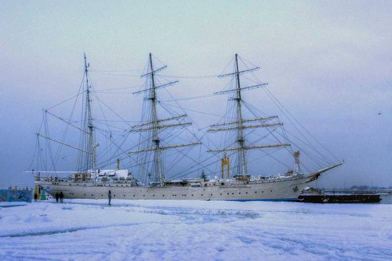 Gorch Fock im Winter in Stralsund