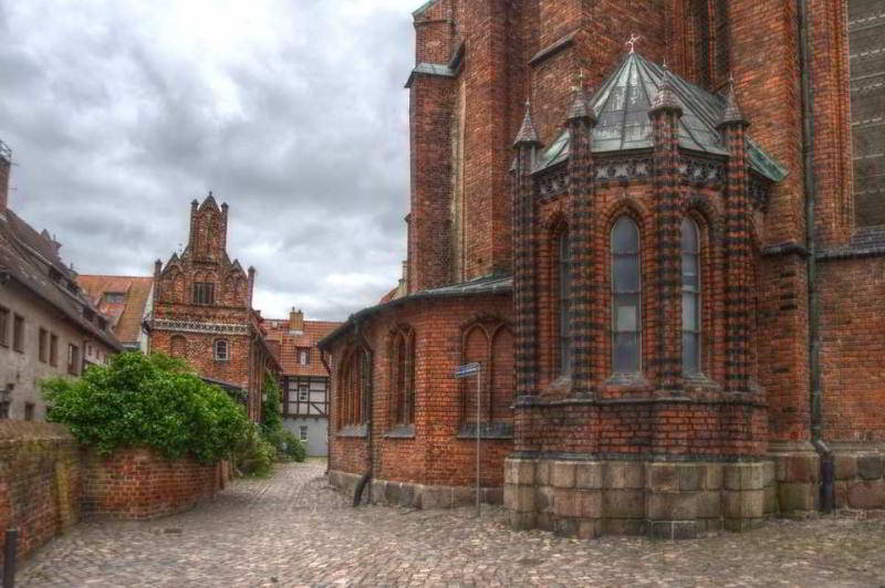 Kirchhof St. Nikolai Stralsund mit Küsterhaus