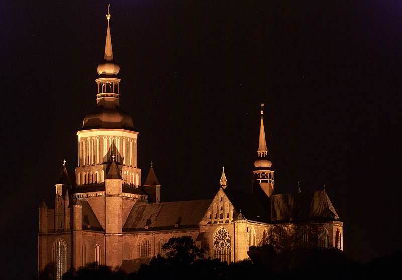 St. Marien in Stralsund bei Nacht