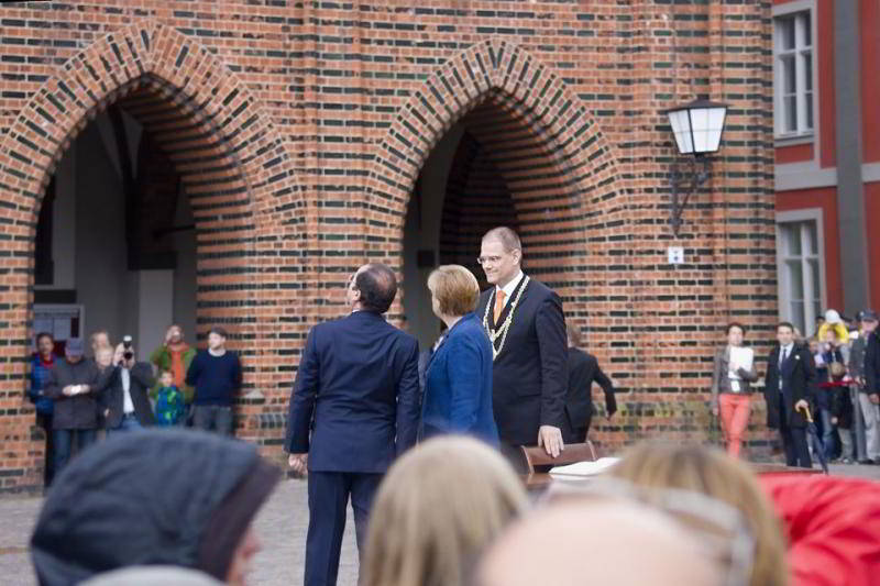 Ein Blick auf das Rathaus in Stralsund am Alten Markt