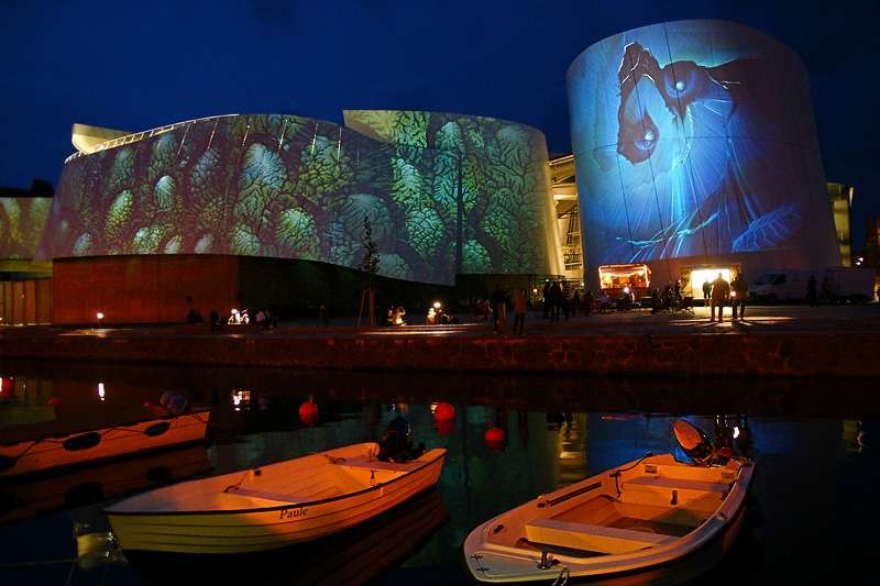 Das Ozeaneum in Stralsund bei Nacht