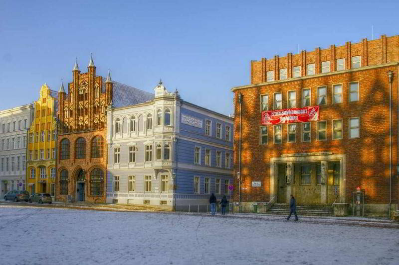 Schattenspiele am Alten Markt in Stralsund