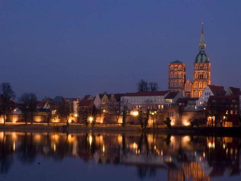 Blaue Stunde über der Altstadt Stralsund