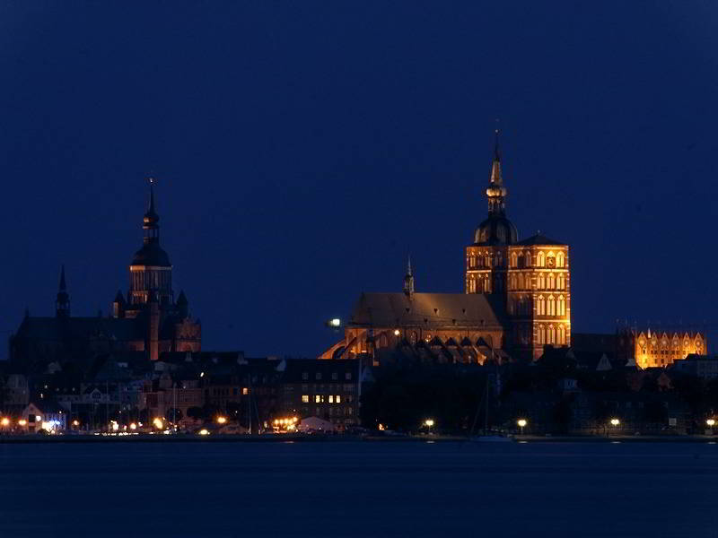 Silhouette von Stralsund zur Blauen Stunde