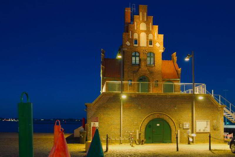 Fotografie des Lotsenhauses Stralsund zur Blauen Stunde