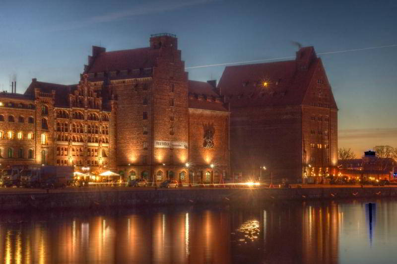 Blaue Stunde am Hafen in Stralsund