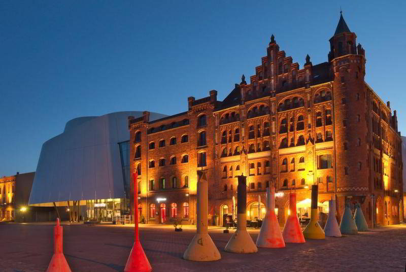 Nachts am Ozeaneum in Stralsund