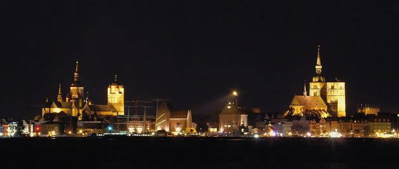 Stralsund bei Nacht von der Seeseite