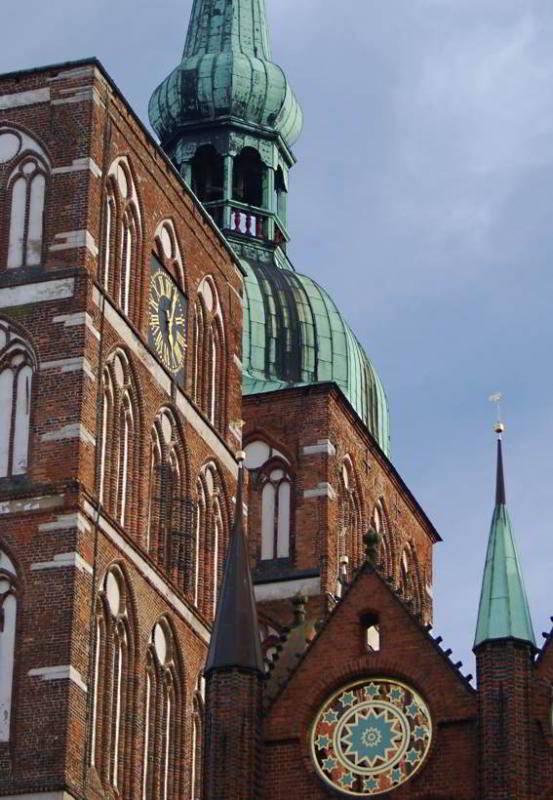 Backsteingotik in Stralsund - die Kirchtürme von St. Nikolai
