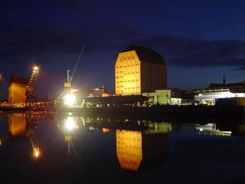 Spiegelungen im Hafen in Stralsund