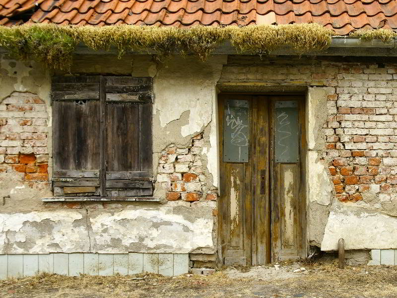 Uralt - Haustür in einer Ruine in Barth