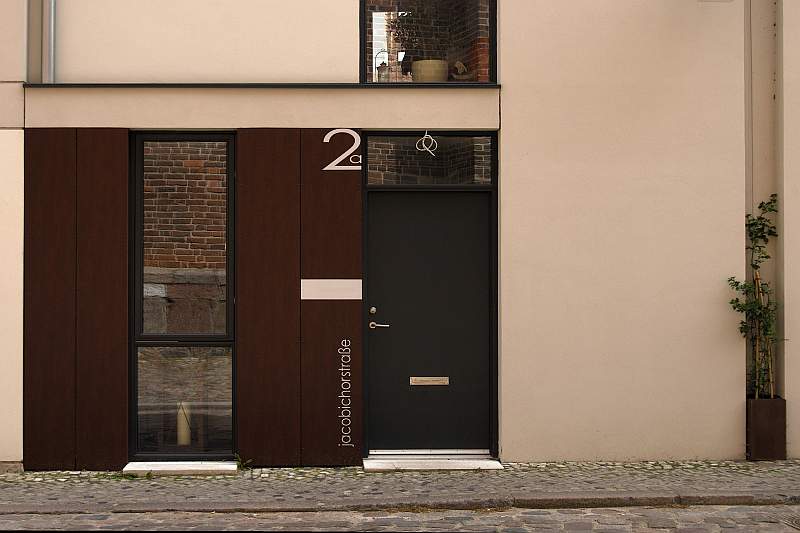 Moderne Tür in der Altstadt Stralsund