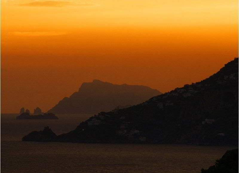Sonnenuntergang bei Capri an der Amalfiküste