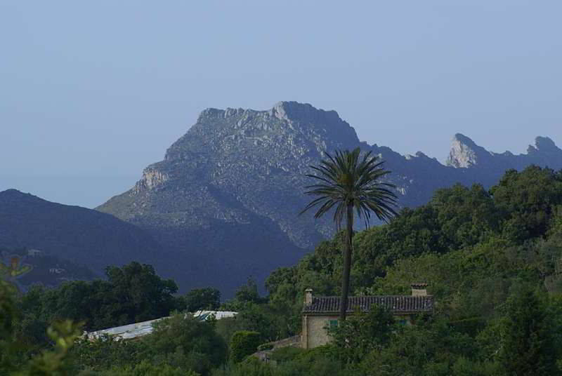 Felsenkante im Gebirge auf Mallorca