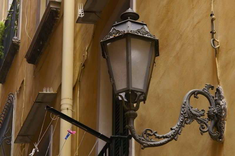 Neapel Laterne im Hafenviertel