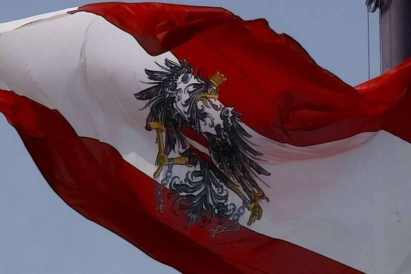 Österreich - Staatsflagge am Parlament