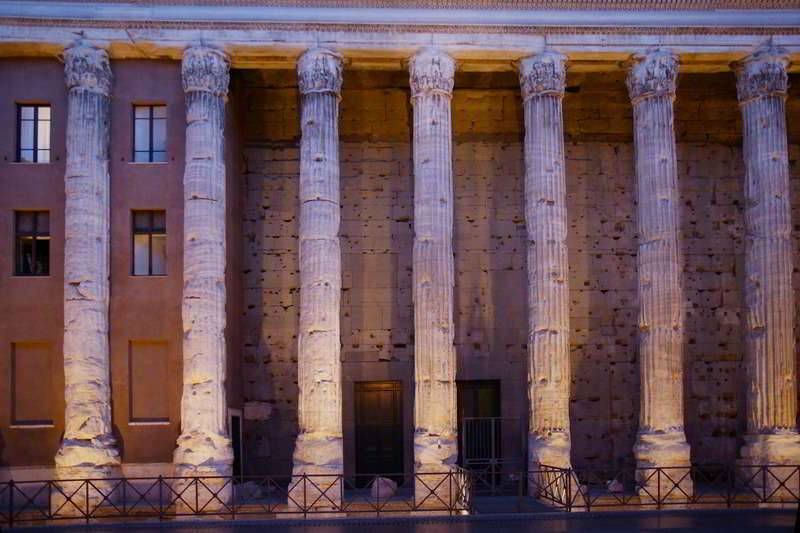 Rom - Hadrianeum bei Nacht