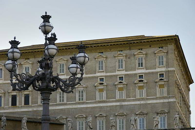 Straßenlaterne am Petersplatz in Rom