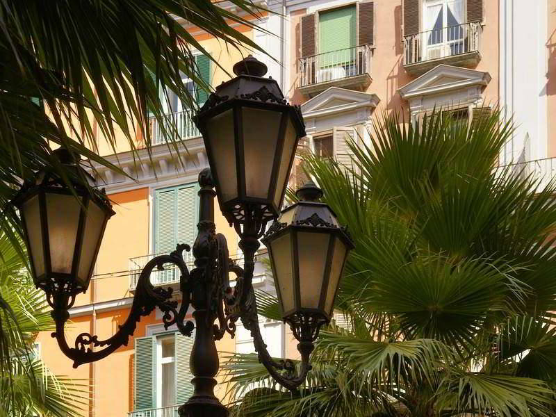 Alte Straßenlaterne in Neapel