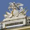 Fotografie: Sonnenuhr mit kaiserlichem Wappen in Wien